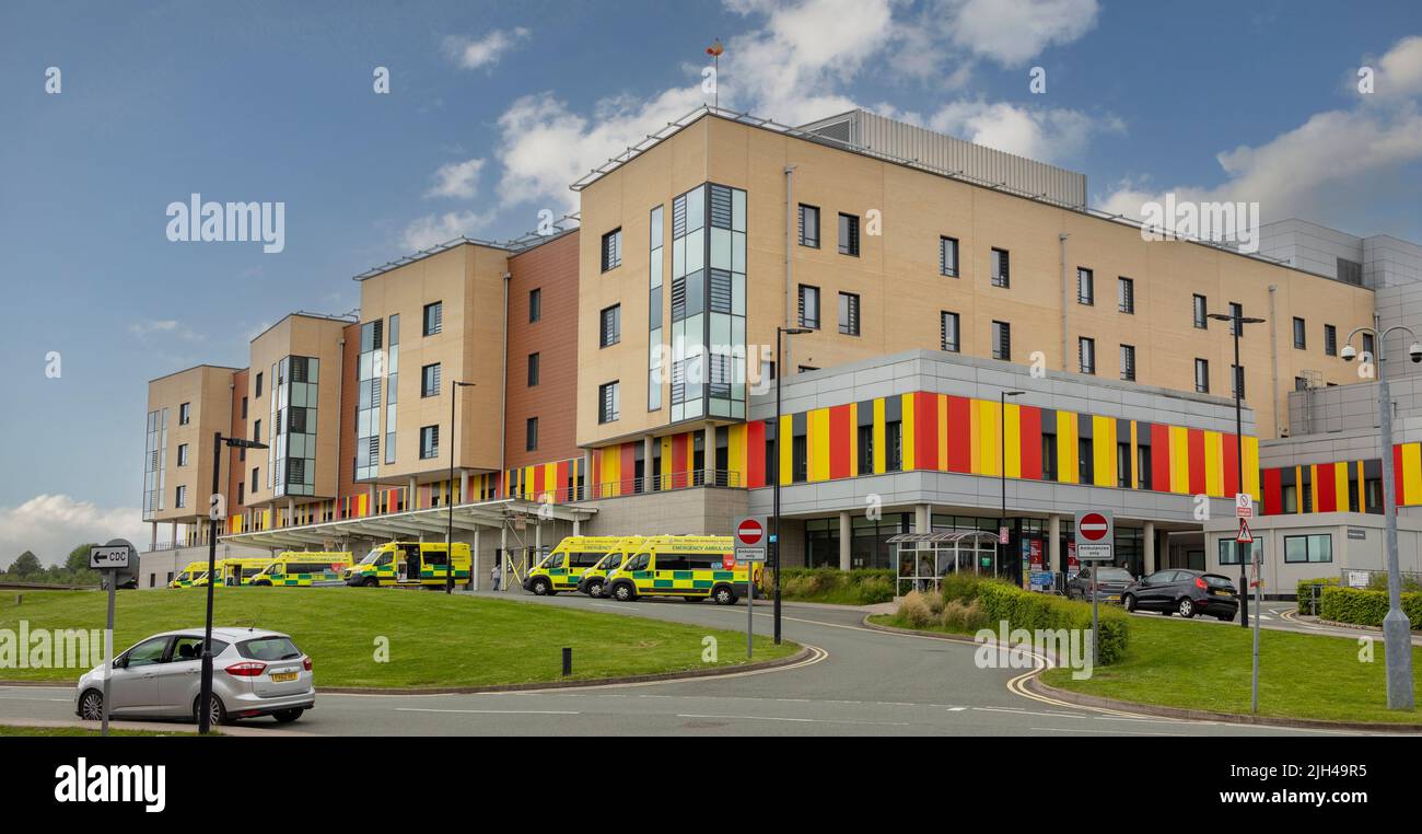Newcastle-under-Lyme, Staffordshire-regno unito Aprile, 14, 2022 veicoli ambulanza nel reparto di emergenza (A&e) presso il Royal Stoke Hospital Foto Stock