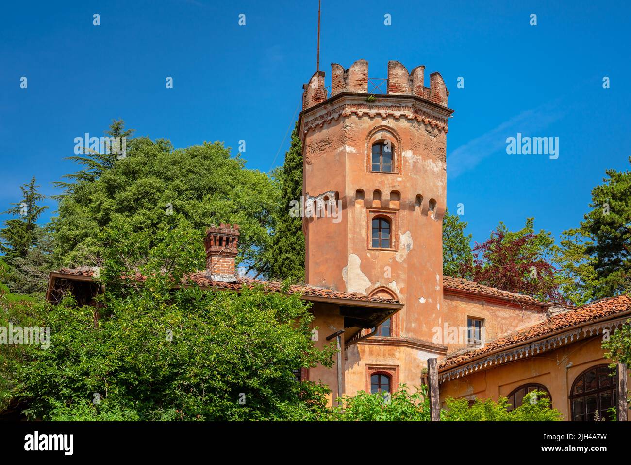 Avigliana, Italia. Giugno 18, 2022. Vista esterna della famosa e pittoresca casa Casa Cantamerlo costruita nel 19th secolo Foto Stock