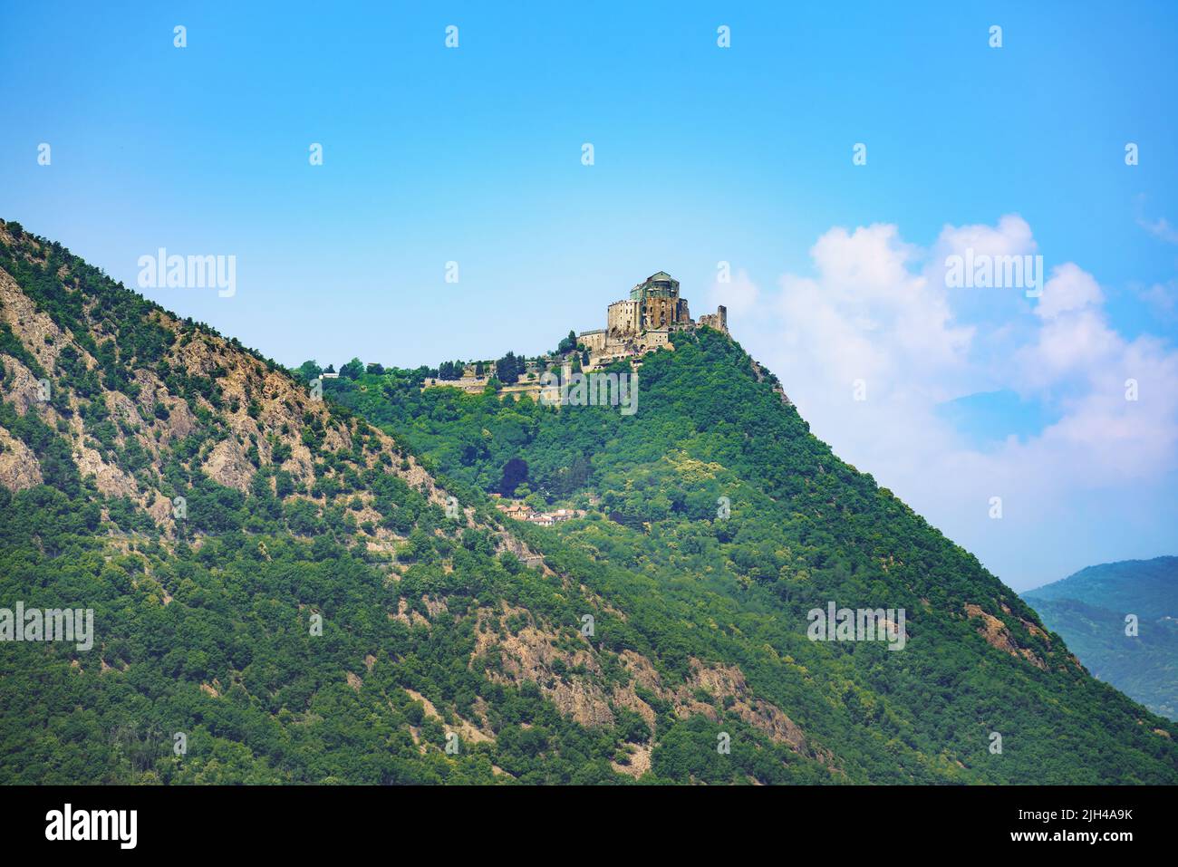 Veduta dell'abbazia di Sacra di San Michele dal Castello di Avigliana in Piemonte Regione Nord Italia Foto Stock