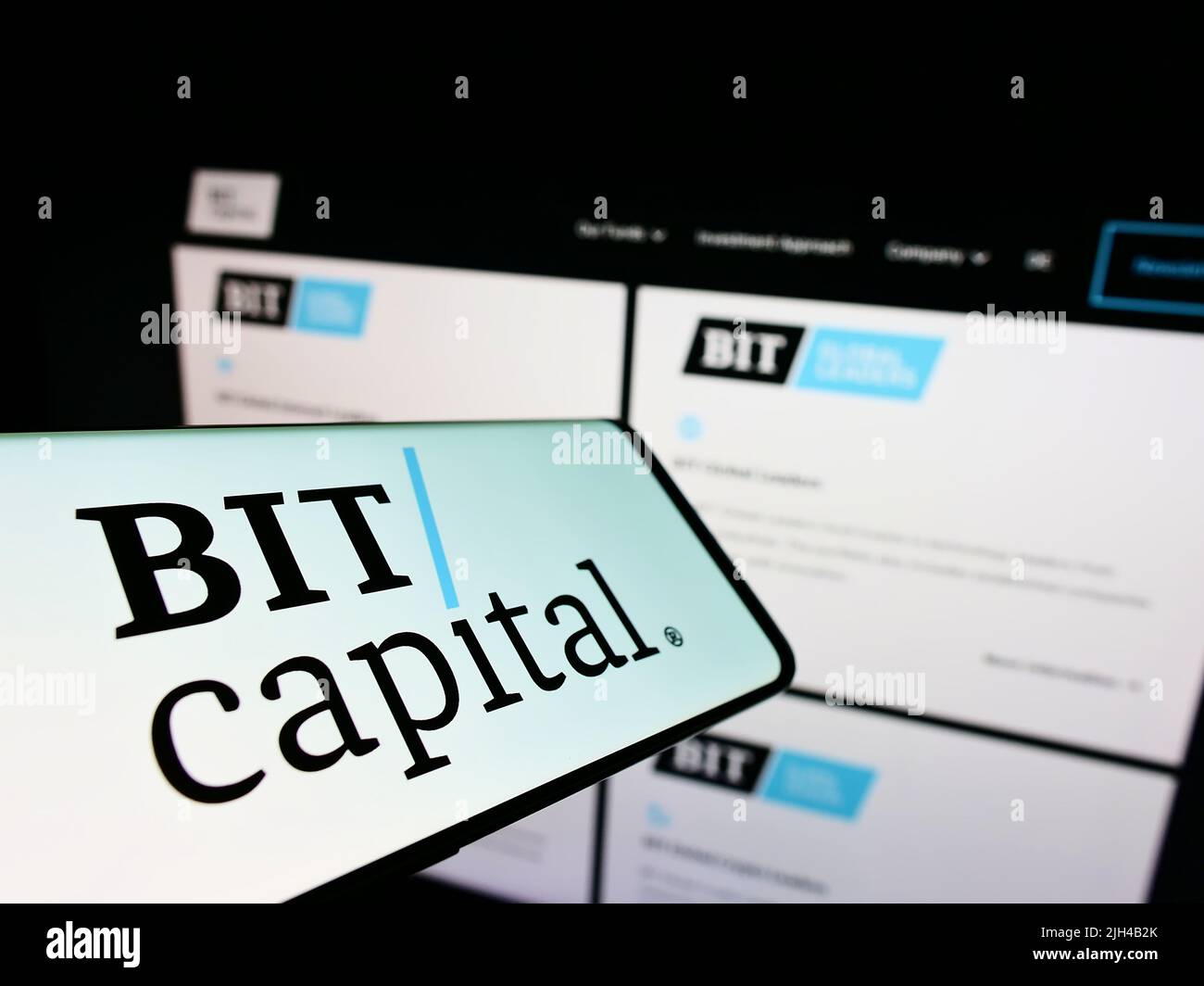 Telefono cellulare con logo della società finanziaria tedesca BIT Capital GmbH sullo schermo di fronte al sito web aziendale. Concentrarsi sul centro del display del telefono. Foto Stock