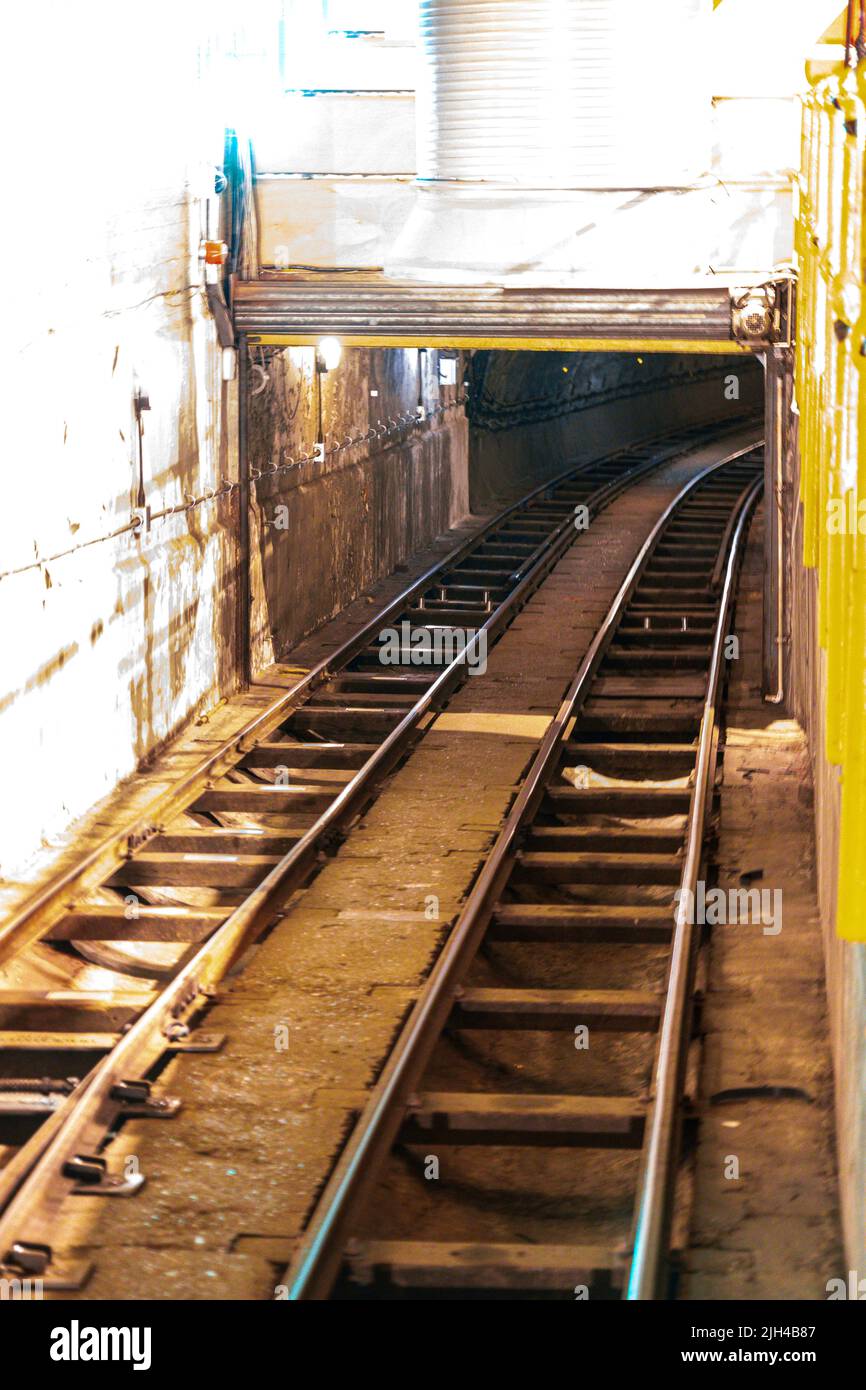 Una serie di binari ferroviari per consentire a una locomotiva di salire e scendere da A a B, portando rapidamente passeggeri e merci da un luogo all'altro. Foto Stock