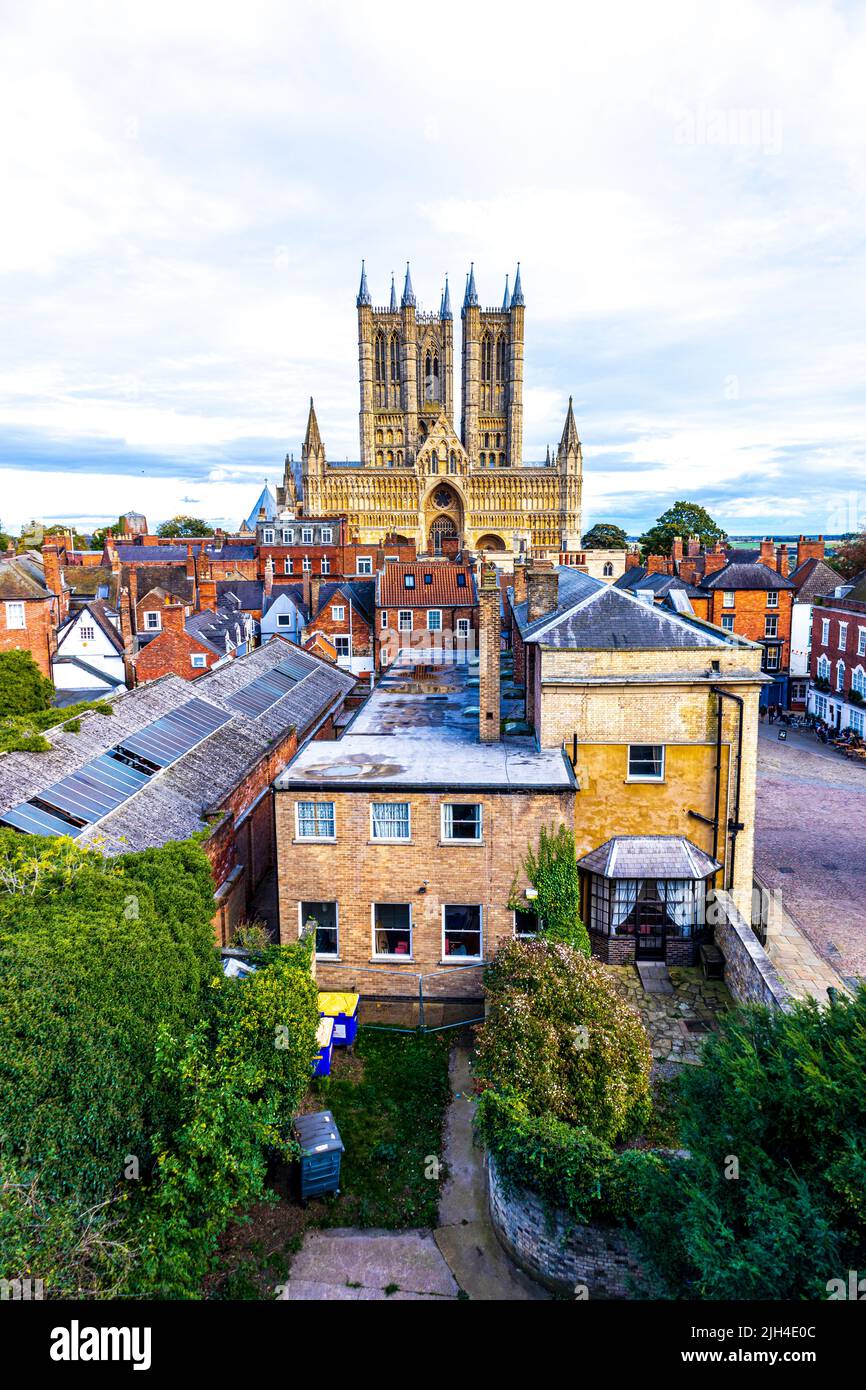 Lincolnshire è una delle città più popolari del Regno Unito. Qui una vista dal Castello di Lincoln guardando attraverso la città appena prima del tramonto, su un Foto Stock