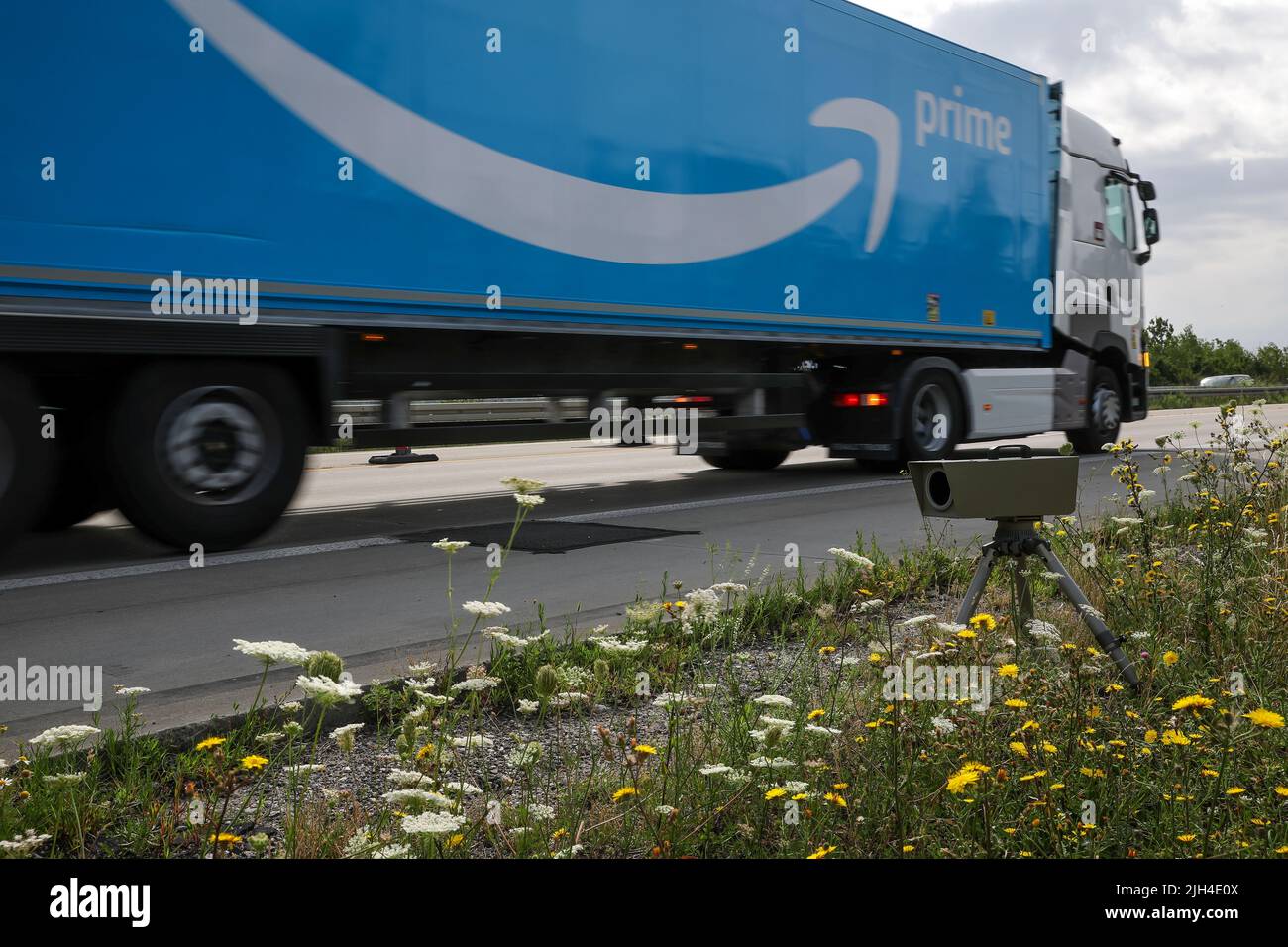 Wiedemar, Germania. 14th luglio 2022. Un camion Amazon prime guida oltre la telecamera di un autovelox sull'autostrada A9. Il sistema, denominato "sensore unilaterale ES 8,0", è in grado di misurare le auto che si guidano a stretto contatto, anche in corsie multiple, anche in condizioni di traffico molto intenso. Credit: Jan Woitas/dpa/Alamy Live News Foto Stock