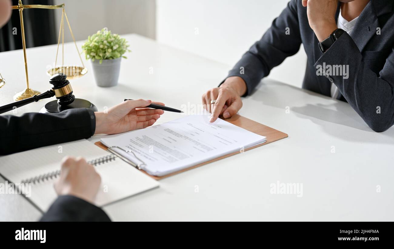 Un avvocato maschile professionale o consulente aziendale ha un incontro con un cliente per fornire consulenza e dare consulenza. Immagine ritagliata. Foto Stock