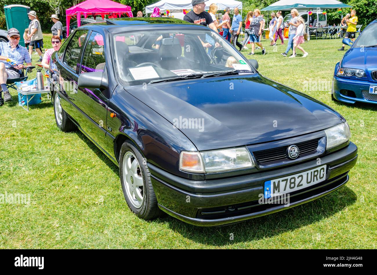 Vista frontale di un 1994 Mark 3 Vauxhall Cavalier in nero al Berkshire Motor Show di Reading, Regno Unito Foto Stock
