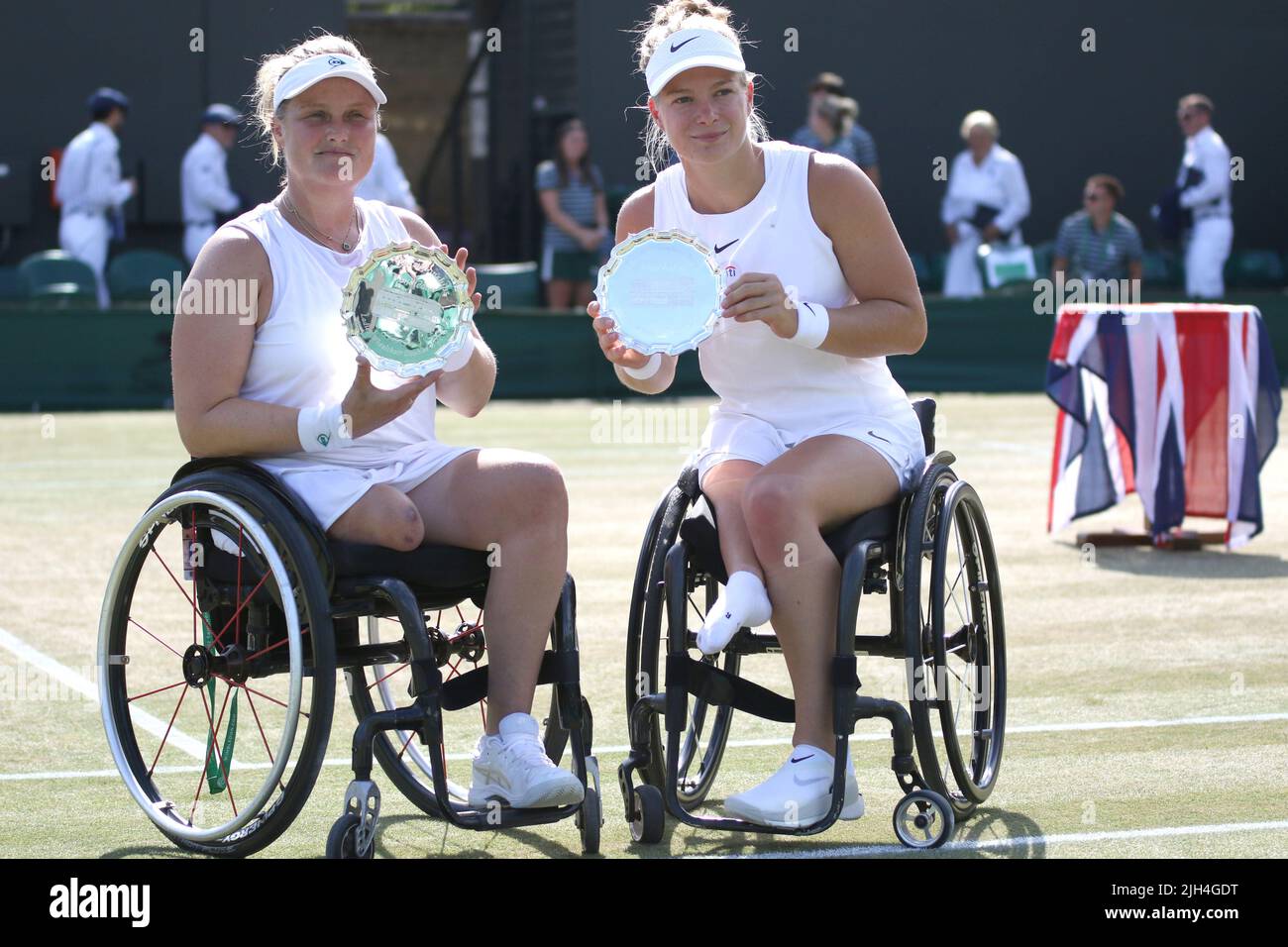 (Da L a R) Aniek Van Koot e Diede de Groot dei Paesi Bassi (nella foto) hanno perso a Yui Kamiji del Giappone e a Dana Mathewson degli Stati Uniti d'America nei campionati di tennis per sedia a rotelle doppi delle Signore a Wimbledon 2022. Foto Stock