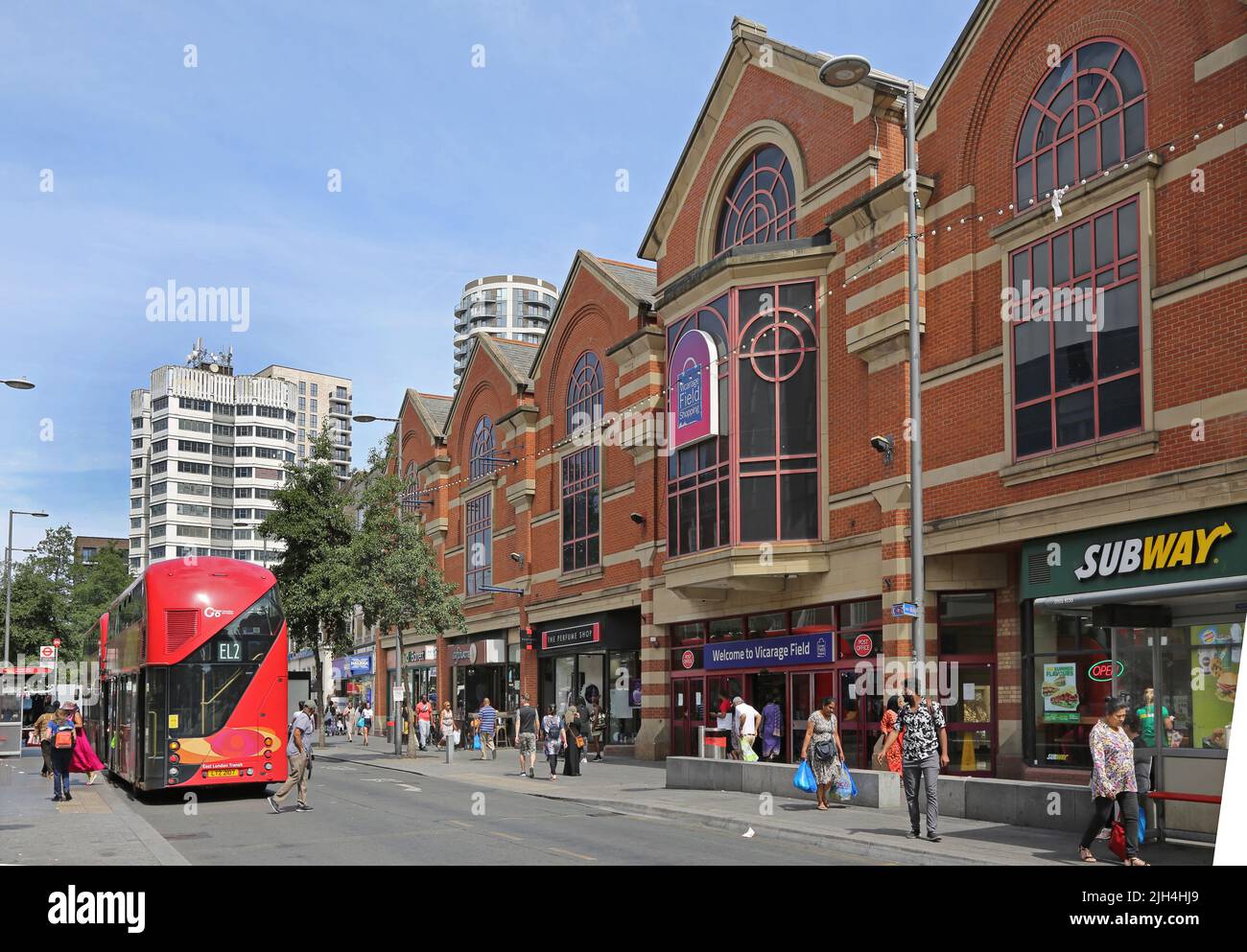 Barking Town Center, Londra, Regno Unito. Ripple Road, mostra il centro commerciale Vicarage Field (a destra). Ambiente di strada trafficato. Giorno d'estate. Foto Stock