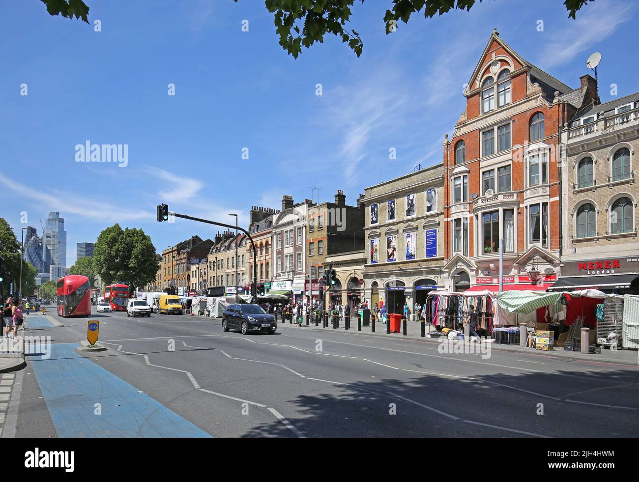 Ingresso alla stazione Whitechapel in Mile End Road, Londra, Regno Unito. L'edificio vittoriano serve ora i treni della metropolitana, dell'Overground e della linea Elizabeth Foto Stock
