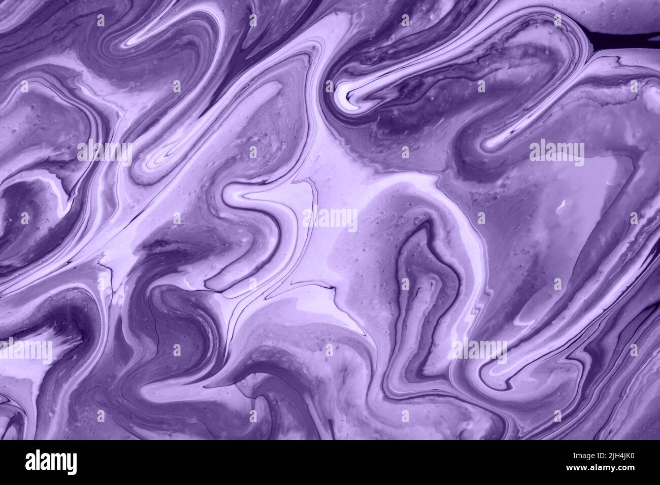 Astratto fluido arte sfondo viola e lavanda colori. Marmo liquido. Pittura acrilica su tela con linee e sfumatura viola. Inchiostro sfondo con Foto Stock