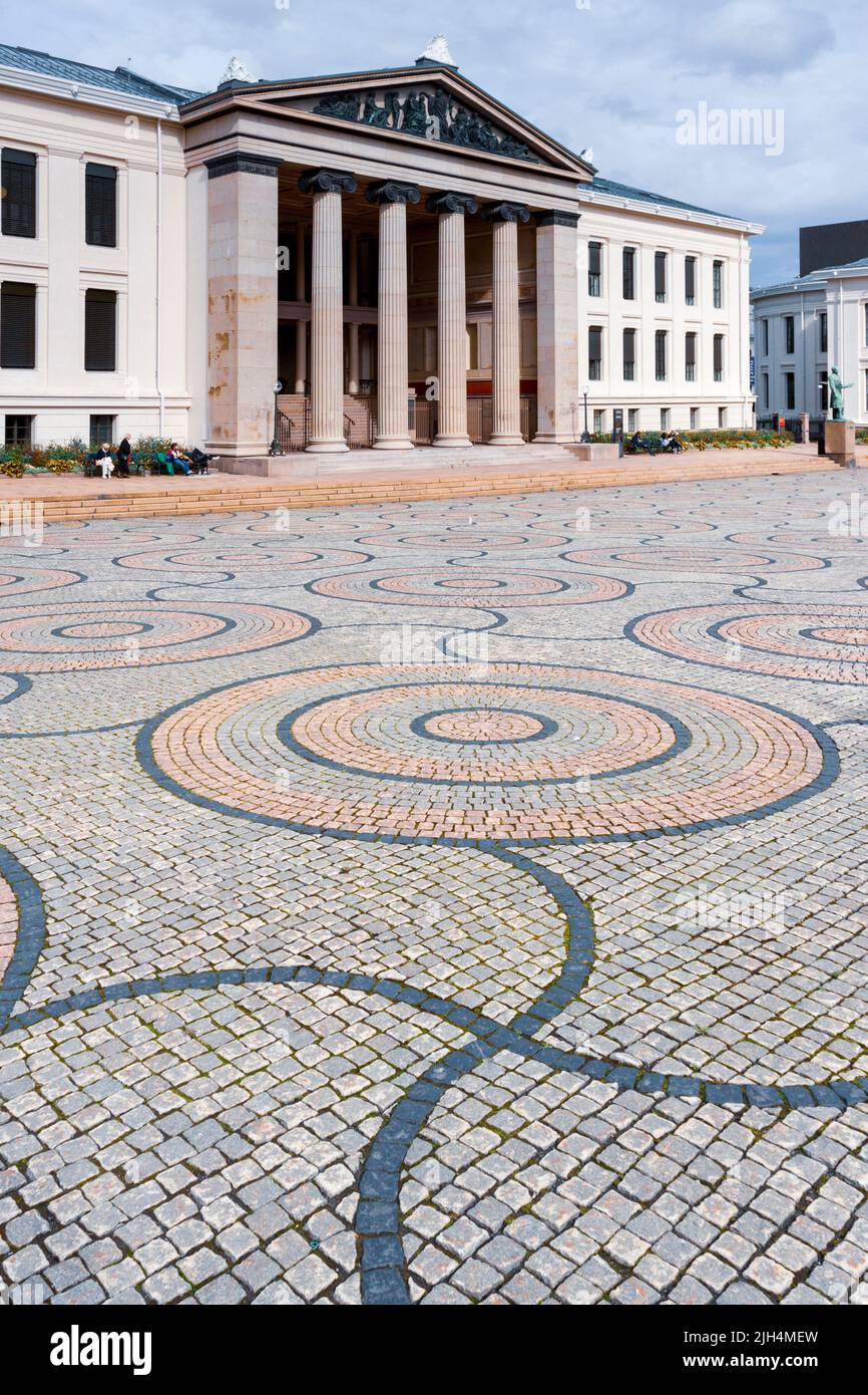 Un edificio universitario che si affaccia sulla piazza. Oslo, Ostlandet. Norwayv Foto Stock