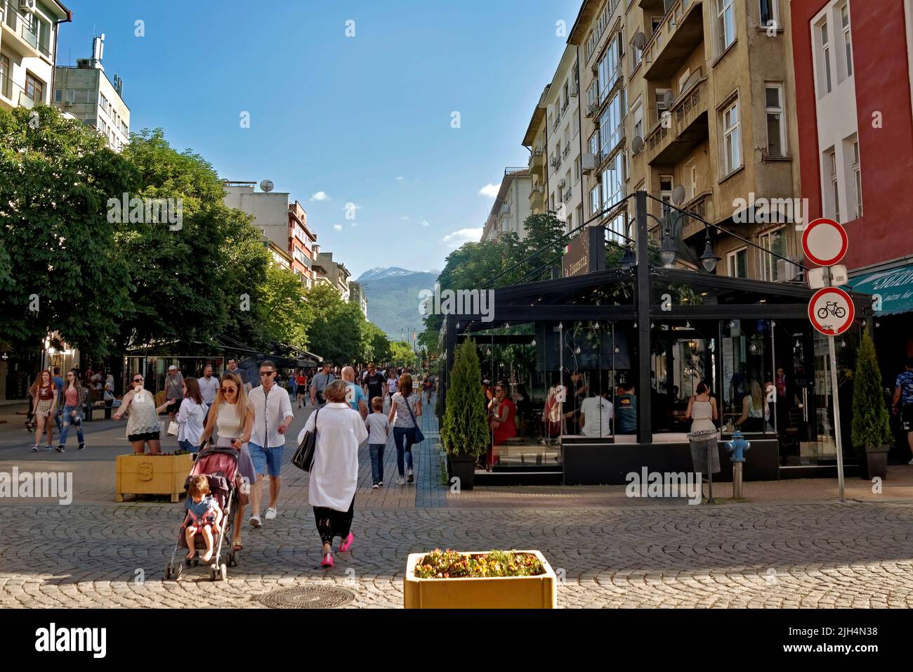 Persone in via Vitosha, Sofia, Bulgaria, Foto Stock