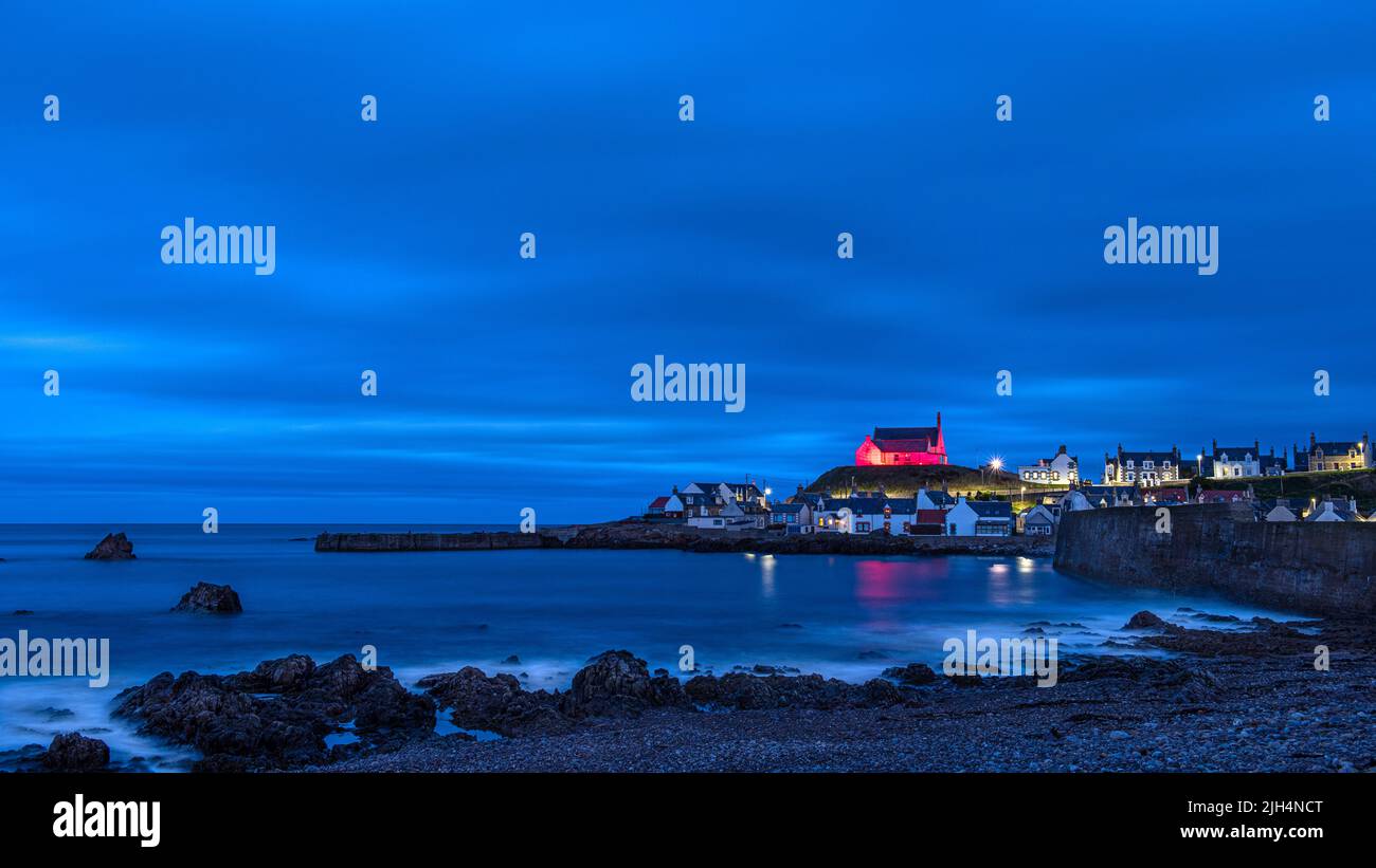 La chiesa rossa a Findochty situato su un sito molto prominente, dominante, su un'alta terra che domina il piccolo villaggio di pescatori sulla costa di Moray Foto Stock