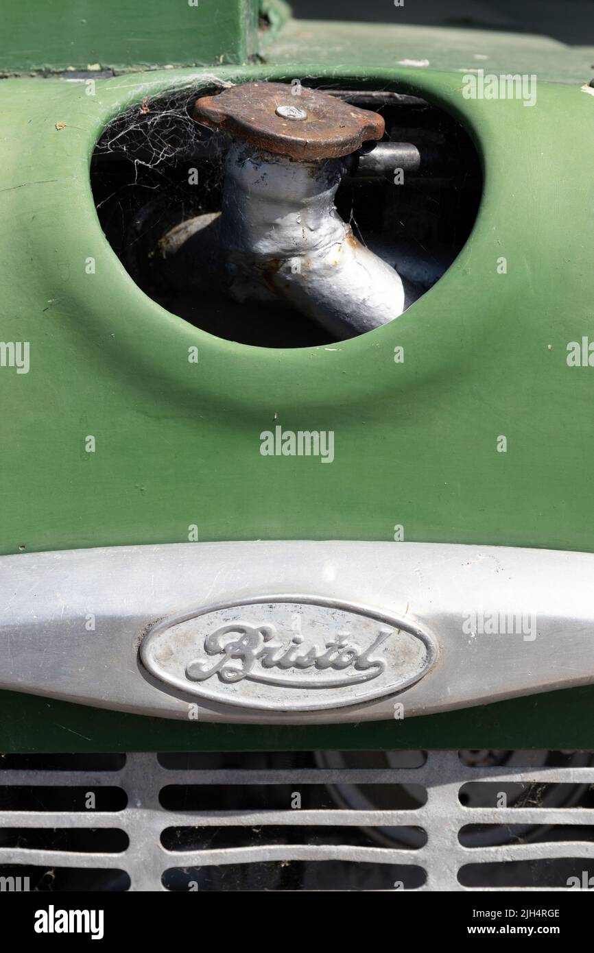 Primo piano del classico green Bristol Bus tappo radiatore e grill Foto Stock