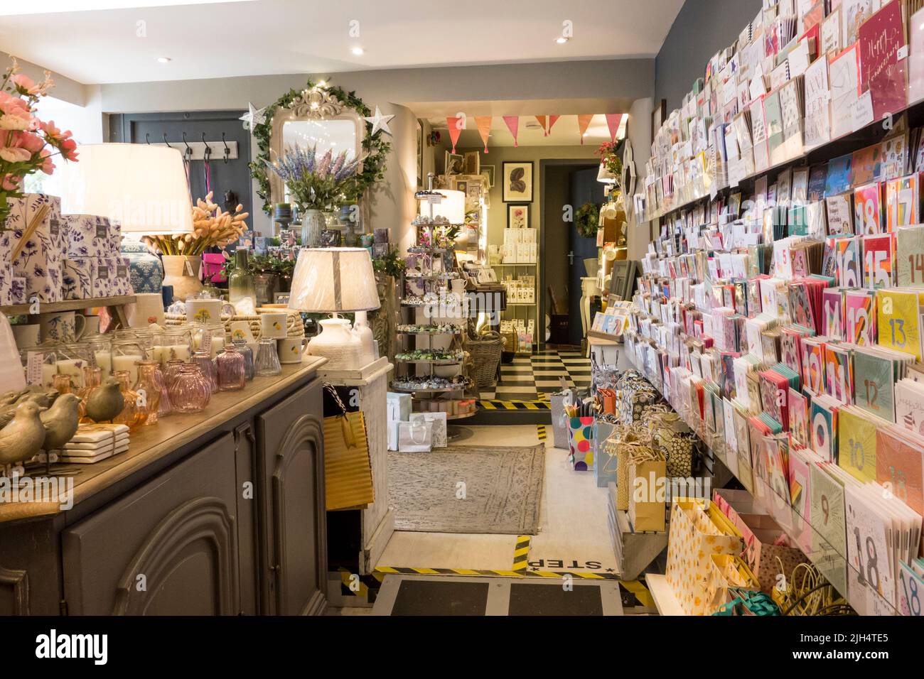 Interno di negozio di articoli da regalo e carte, Tetbury, Gloucestershire, Regno Unito Foto Stock