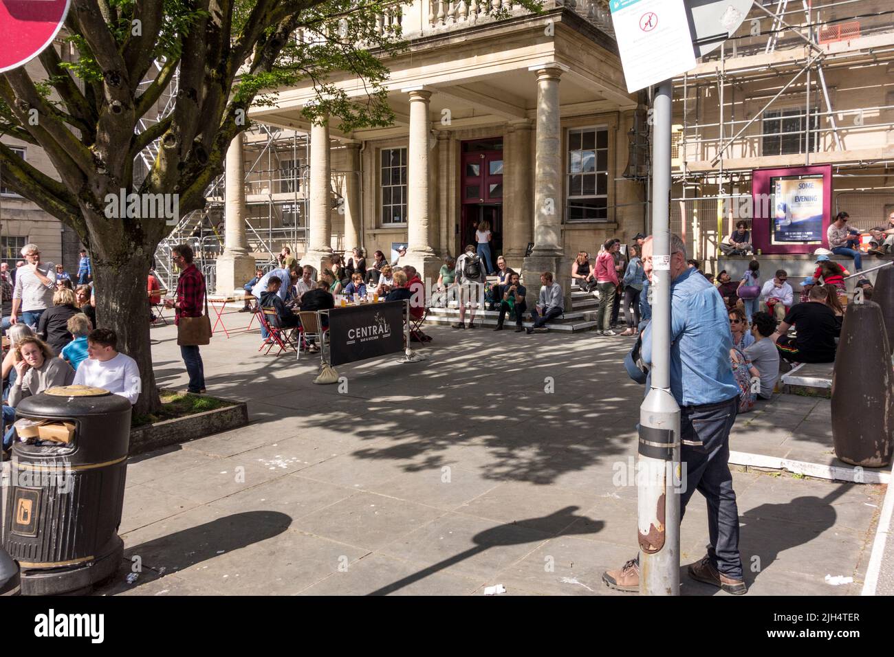 La gente gode di una giornata di sole di fronte alle sale di abbonamento, Stroud, Gloucestershire, Regno Unito Foto Stock