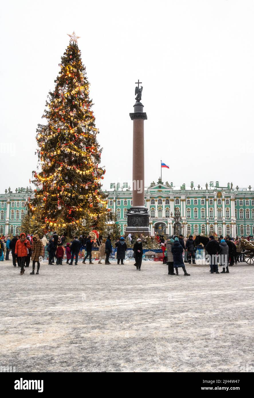 Albero di Capodanno in Piazza del Palazzo (Dvortsovaya Ploshchad), Palazzo d'Inverno (Zimnij Dvorets) e colonna Alexander in background, San Pietroburgo, Russia Foto Stock