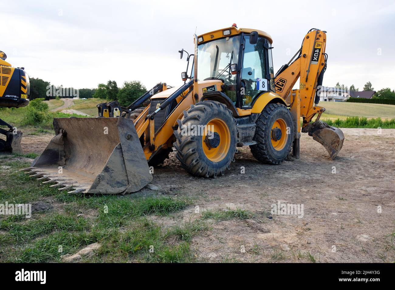Lublino, Polonia. 10 luglio 2022. Pala per escavatore industriale e apripista in cantiere Foto Stock