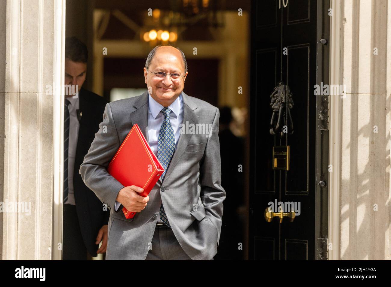 Shailesh Vara, Segretario dell'Irlanda del Nord, lascia un gabinetto al 10 Downing Street, Londra. I ministri del governo britannico lasciano 10 Downing Street dopo la riunione settimanale del gabinetto. Questo incontro si è svolto durante l'inizio della campagna per la leadership del partito conservatore. Nadine Dorries Culture Secretary e Jacob Rees-Mogg hanno fatto una dichiarazione ai media a sostegno di Liz Truss, Segretario degli Esteri, per essere il nuovo leader del partito. Foto Stock