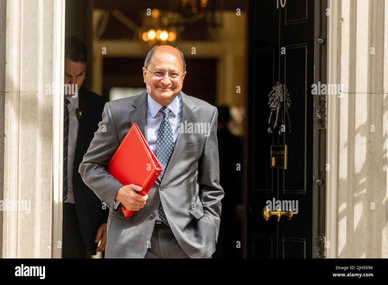 12 luglio 2022, Londra, Regno Unito: Shailesh Vara, Segretario dell'Irlanda del Nord, lascia una riunione del gabinetto al 10 Downing Street, Londra. I ministri del governo britannico lasciano 10 Downing Street dopo la riunione settimanale del gabinetto. Questo incontro si è svolto durante l'inizio della campagna per la leadership del partito conservatore. Nadine Dorries Culture Secretary e Jacob Rees-Mogg hanno fatto una dichiarazione ai media a sostegno di Liz Truss, Segretario degli Esteri, per essere il nuovo leader del partito. (Credit Image: © Ian Davidson/SOPA Images via ZUMA Press Wire) Foto Stock