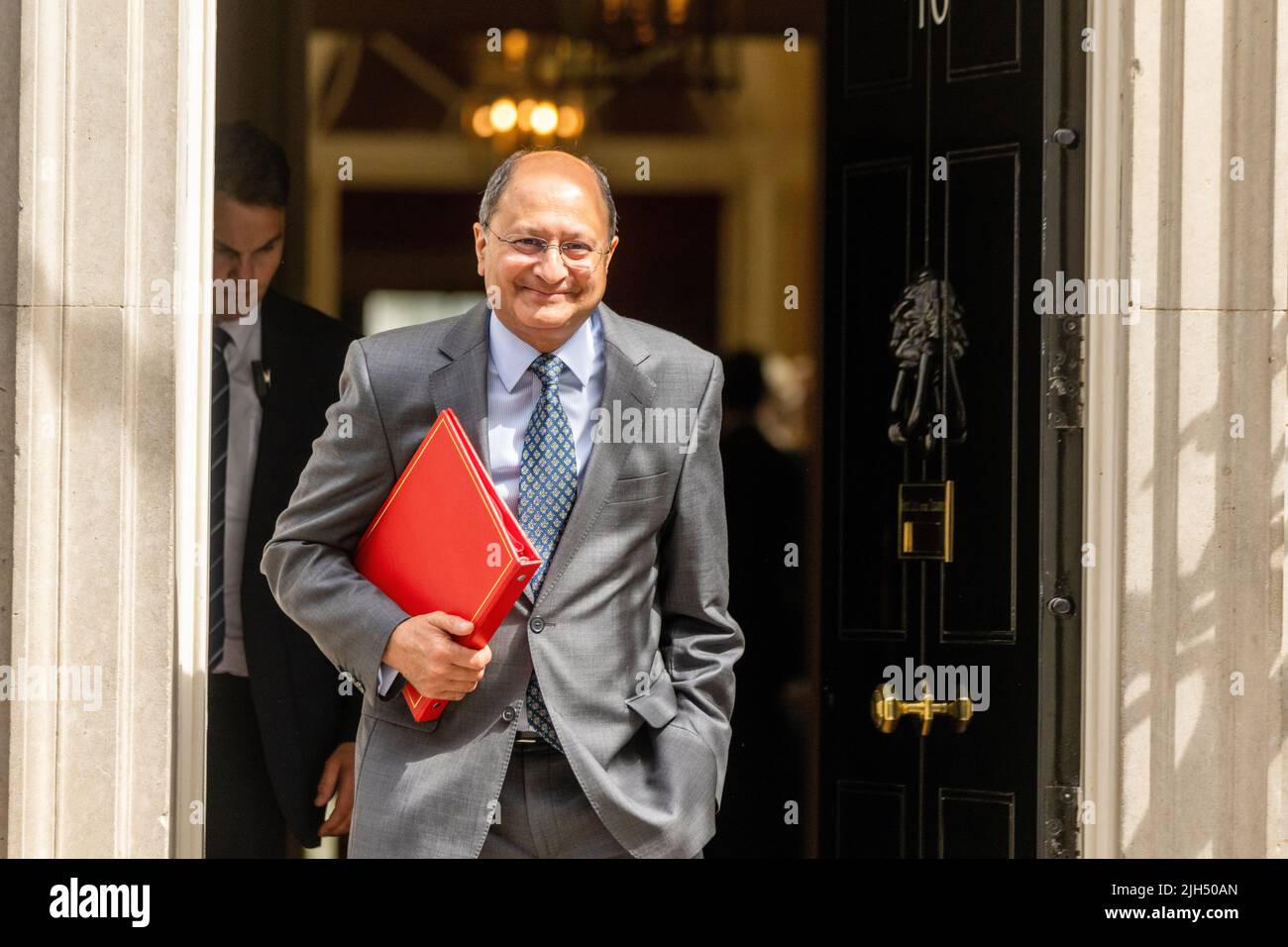 Londra, Regno Unito. 12th luglio 2022. Shailesh Vara, Segretario dell'Irlanda del Nord, lascia un gabinetto al 10 Downing Street, Londra. I ministri del governo britannico lasciano 10 Downing Street dopo la riunione settimanale del gabinetto. Questo incontro si è svolto durante l'inizio della campagna per la leadership del partito conservatore. Nadine Dorries Culture Secretary e Jacob Rees-Mogg hanno fatto una dichiarazione ai media a sostegno di Liz Truss, Segretario degli Esteri, per essere il nuovo leader del partito. (Foto di Ian Davidson/SOPA Images/Sipa USA) Credit: Sipa USA/Alamy Live News Foto Stock