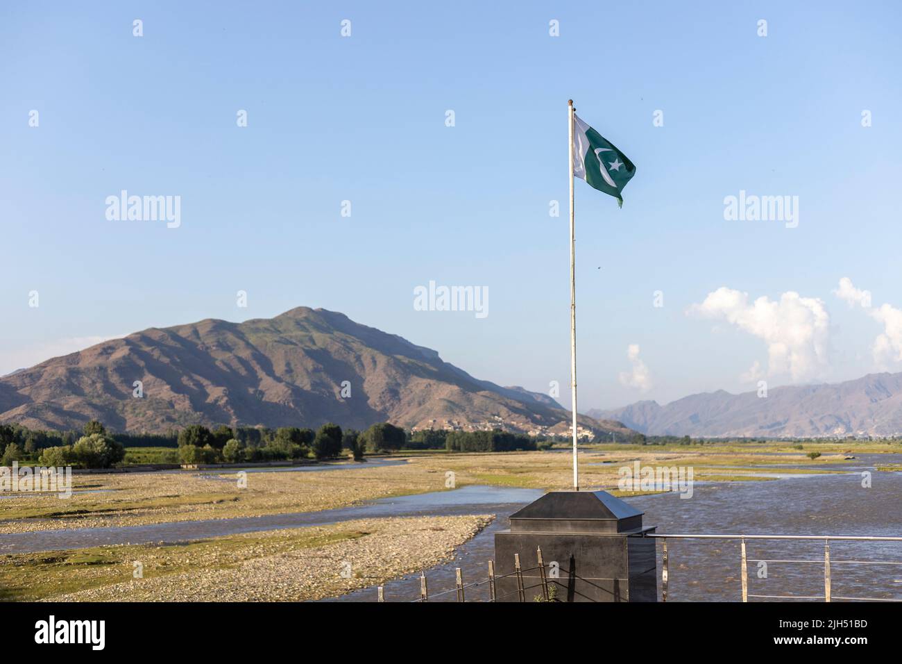 Bandiera pakistana con uno scenario bellissimo e fuoco selettivo Foto Stock