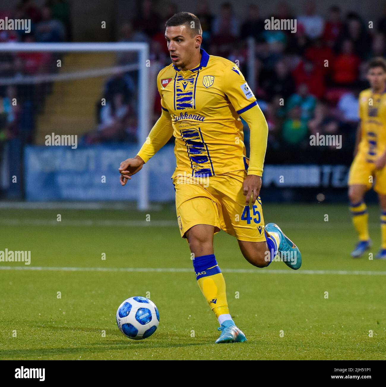 Nikola Krstović in azione - Cliftonville Vs DAC 1904 - UEFA Europa Conference League Foto Stock