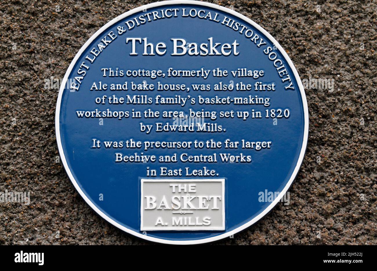 Blue Plaque.The Basket. Formalmente la birra e il bakehouse così come il primo laboratorio di paniere creato da Edward Mills nel 1820 a West Leake. Foto Stock
