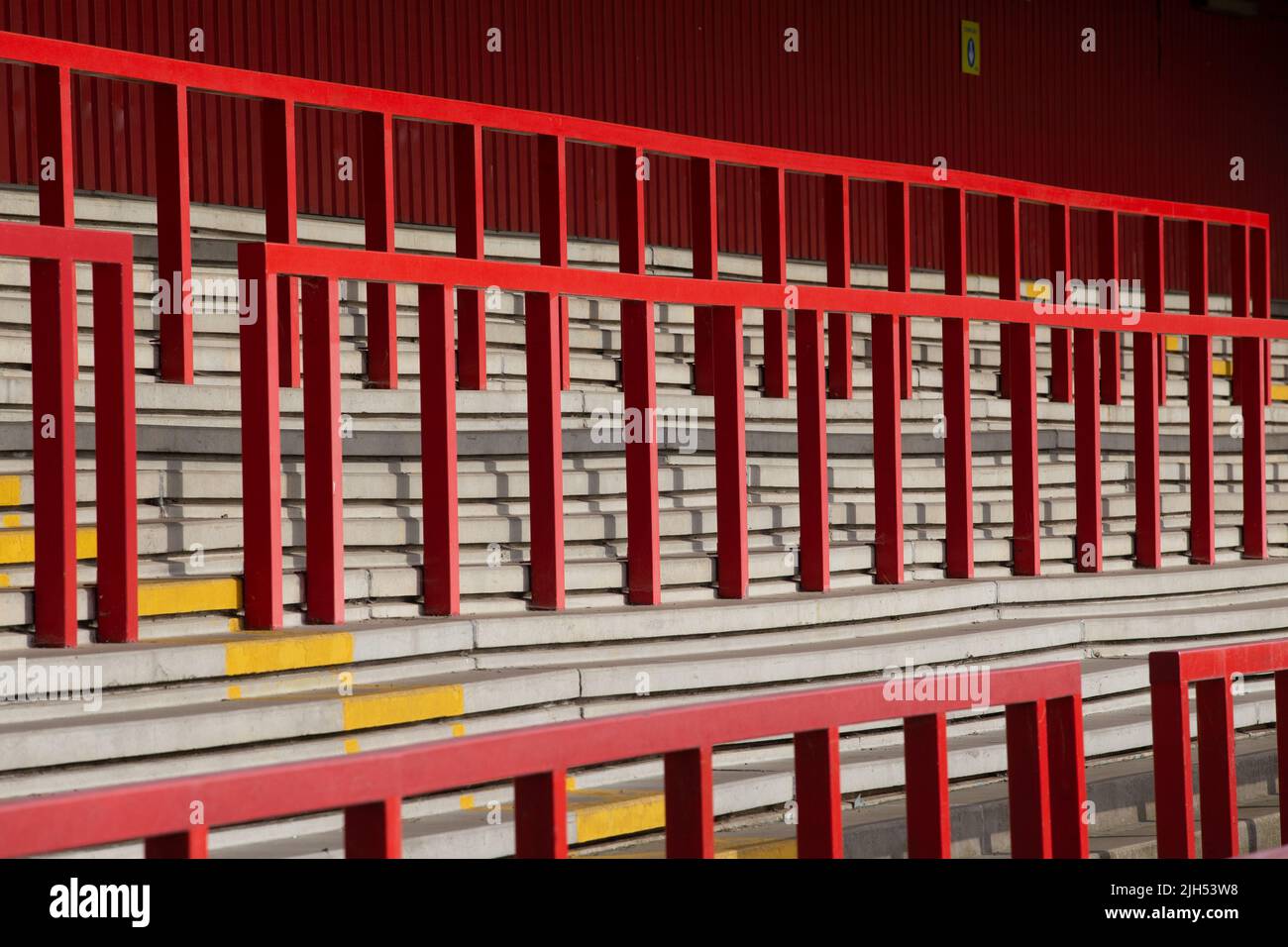 Sbarramento di schiacciamento su terranza vuota in piedi al campo di calcio della lega inferiore in Inghilterra Foto Stock