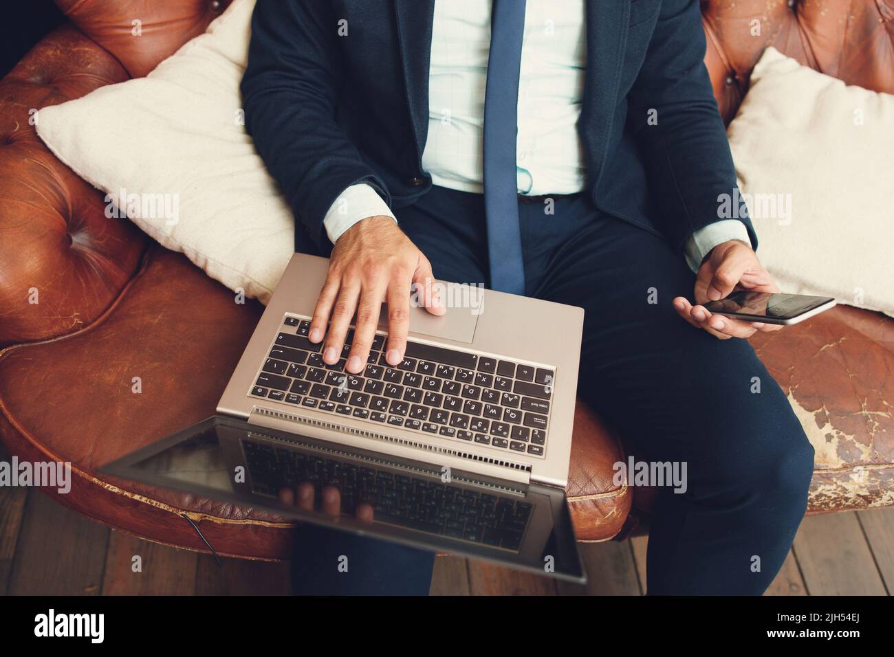 Uomo alla ricerca di un nuovo lavoro con un notebook Foto Stock