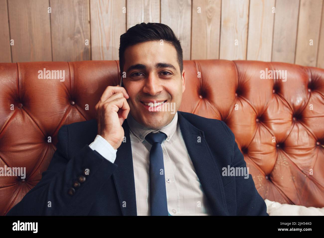 Felice sorridente ritratto uomo d'affari, spazio libero Foto Stock