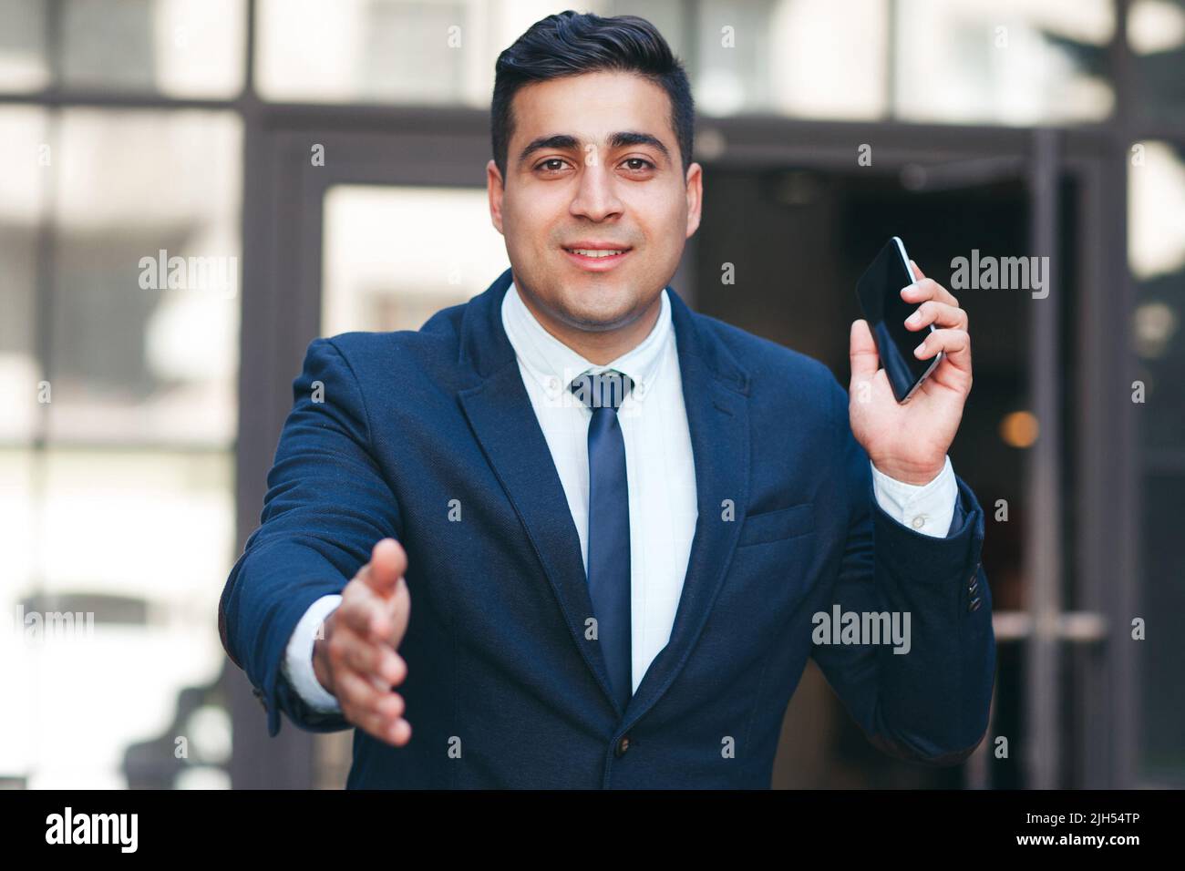 Datore di lavoro che accoglie nuovi dipendenti in team Foto Stock