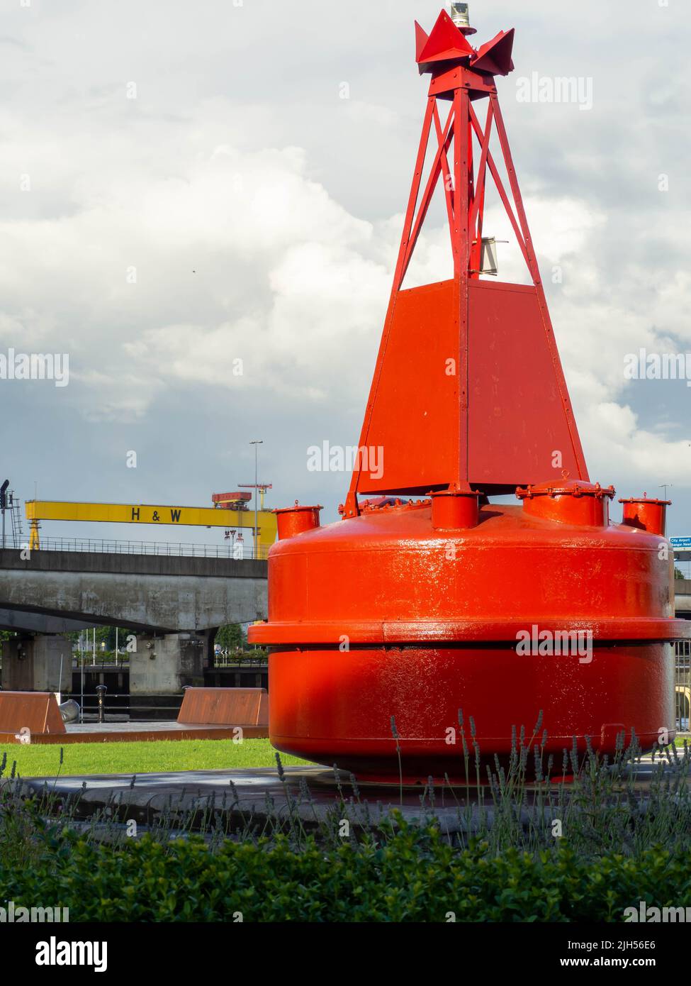 Red Buoy Sculpture a Donegall Quay, Belfast, Irlanda del Nord, Belfast Harbour commissioners ed è un ex Port Hand Marker Buoy Foto Stock