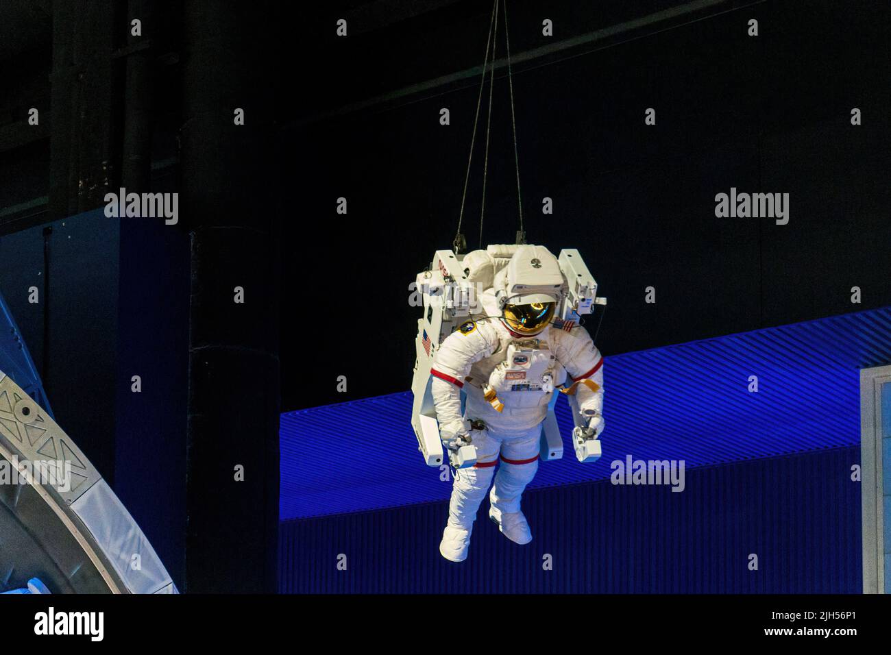 CAPE CANAVERAL, FL - APRILE 27: Modello di astronauta in un abito EVA appeso al Kennedy Space Center il 27 Aprile 2022 a Cape Canaveral, Fl. Foto Stock