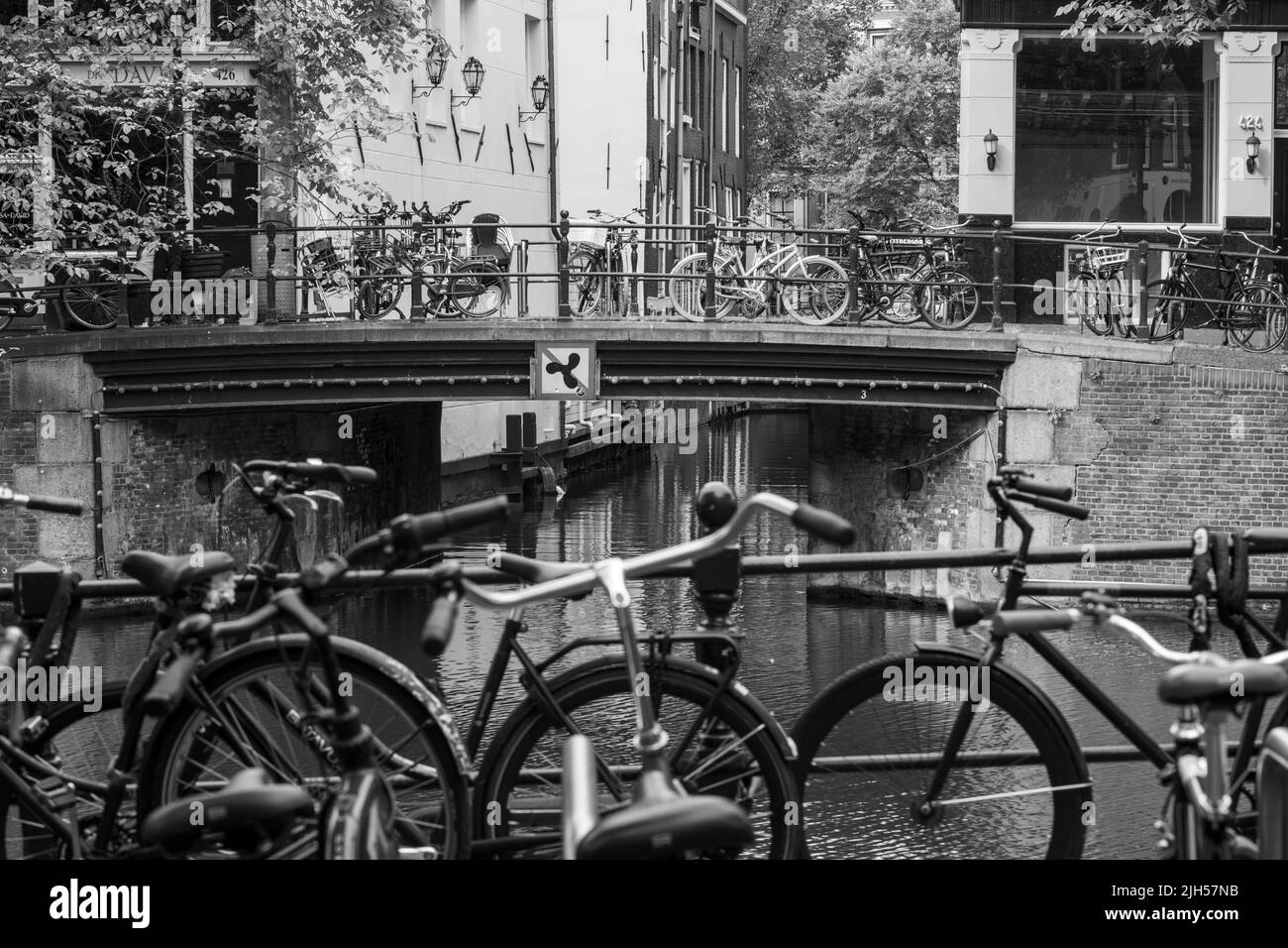 Biciclette e canali ad Amsterdam Foto Stock