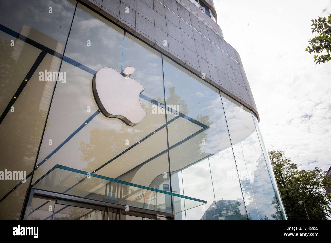 Bruxelles, Belgio, 12th luglio 2022: Ingresso al negozio di mele a Bruxelles, logo Apple sulla vetrina Foto Stock
