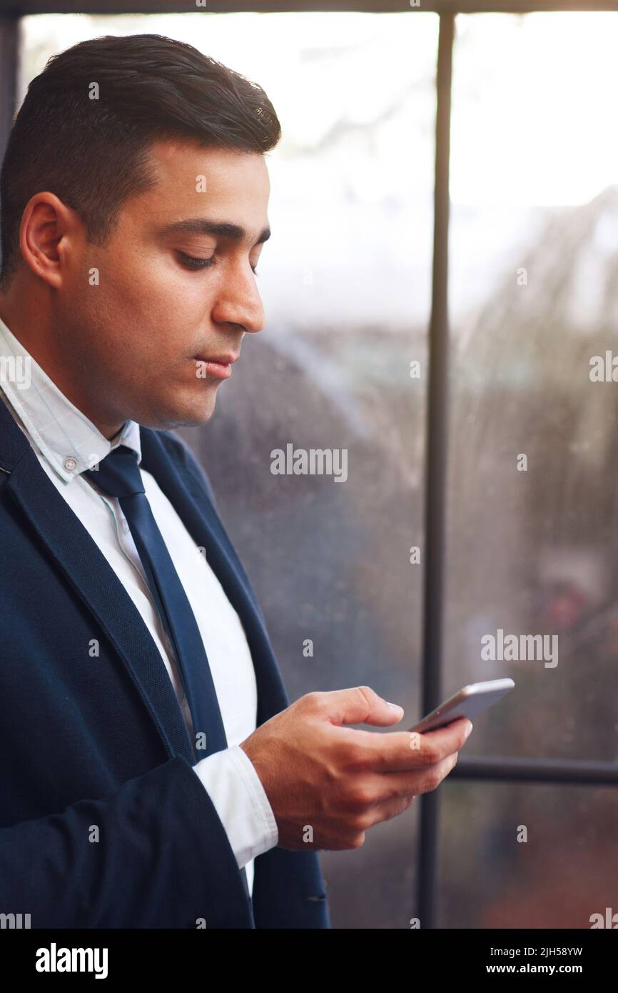 Uomo d'affari che cerca uno smartphone Foto Stock