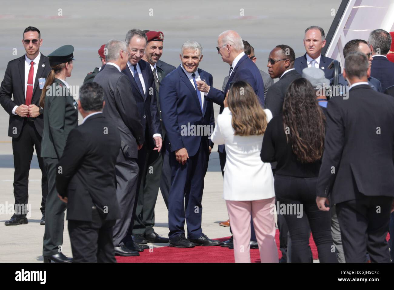 LOD, Israele. 15th luglio 2022. Il presidente degli Stati Uniti Joe Biden parla con il primo ministro israeliano Yair Lapid durante la sua partenza all'aeroporto ben Gurion, a Lod, Israele, venerdì 15 luglio, 2022. Biden vola in Arabia Saudita dopo una visita ufficiale in Israele e nell'autorità palestinese. Pool Photo by Abir Sultan/UPI Credit: UPI/Alamy Live News Foto Stock