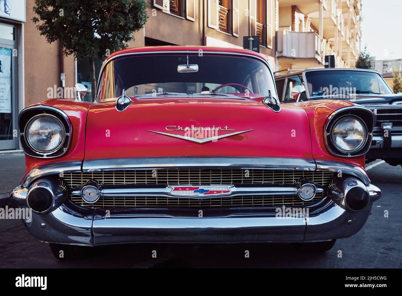 LUGLIO ITALIA - Milano 2022 retro Rod parcheggiato nella vecchia strada della città europea. Foto Stock