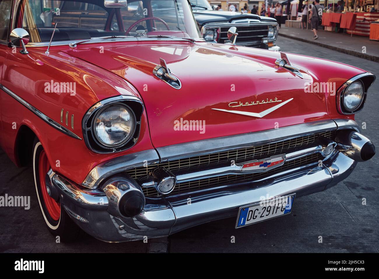 LUGLIO ITALIA - Milano 2022 retro Rod parcheggiato nella vecchia strada della città europea. Foto Stock