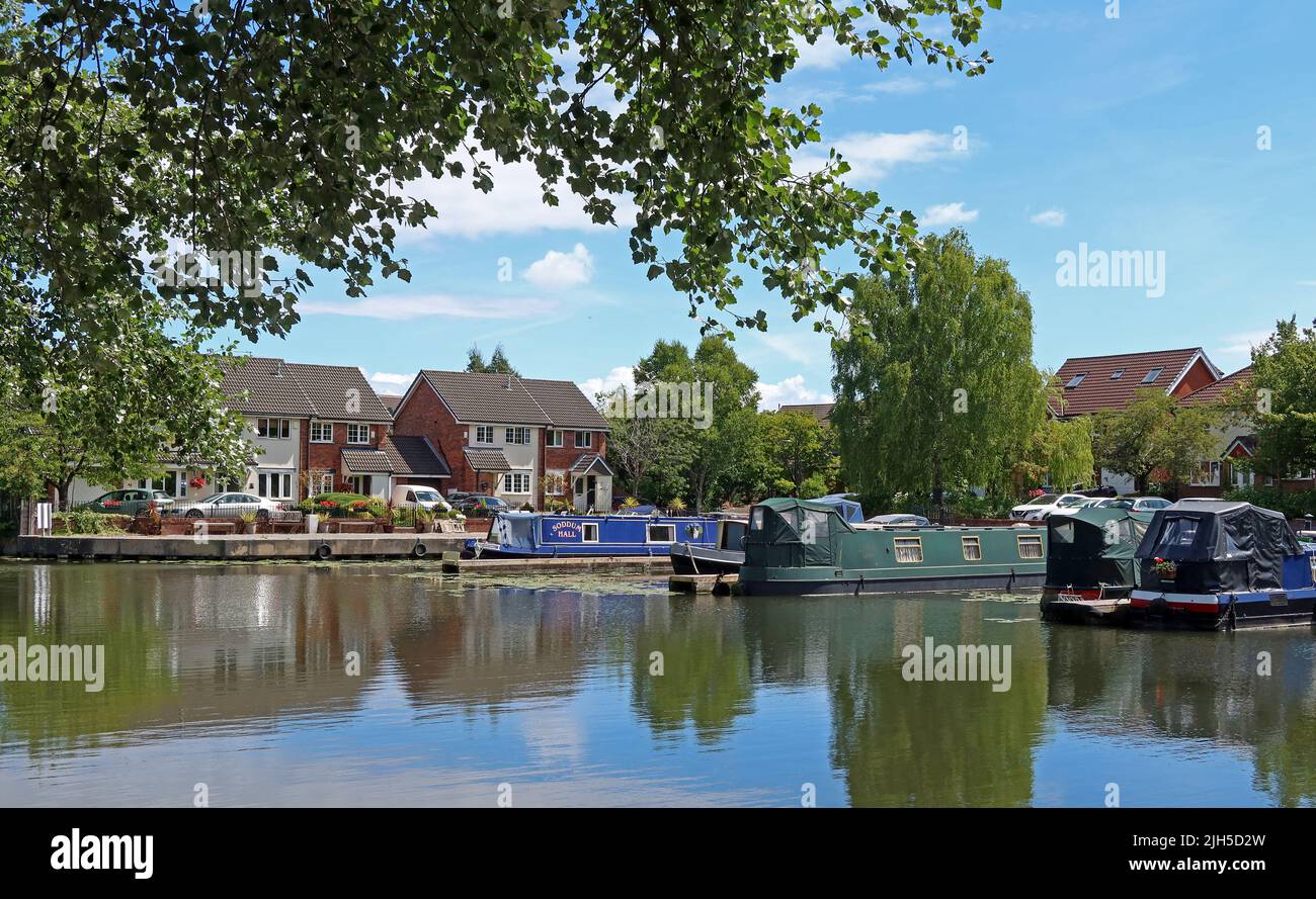 Ormeggio sul canale al largo di Yeoford Drive, Broadheath, Bridgewater Canal, Altrincham, Trafford, Cheshire, Inghilterra, Regno Unito Foto Stock