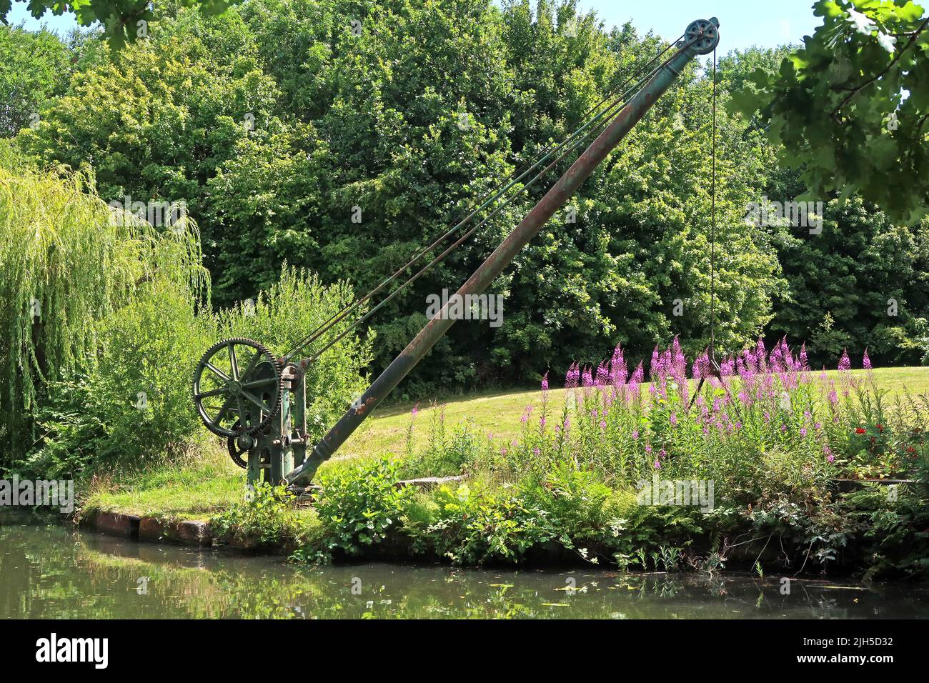 Gru a torre del vecchio canale a Broadheath, Bridgewater Canal, Altrincham, Trafford, Cheshire, Inghilterra, Regno Unito Foto Stock