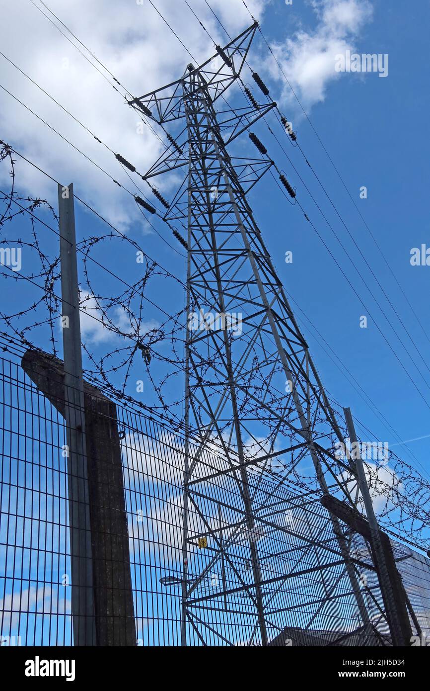 Distribuzione dell'alta tensione elettrica, traliccio, Altrincham, Cheshire, Inghilterra, Regno Unito, WA14 5GJ Foto Stock