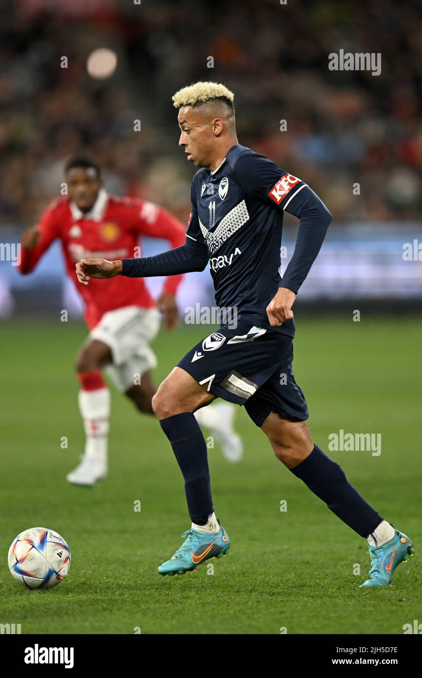 Melbourne, Australia. 15th luglio 2022. 15th luglio 2022, Melbourne Cricket Ground, Melbourne, Australia. Calcio pre-stagione amichevole, Melbourne Victory contro Manchester United: Ben Folami della Vittoria arriva avanti sulla palla Credit: Action Plus Sports Images/Alamy Live News Foto Stock