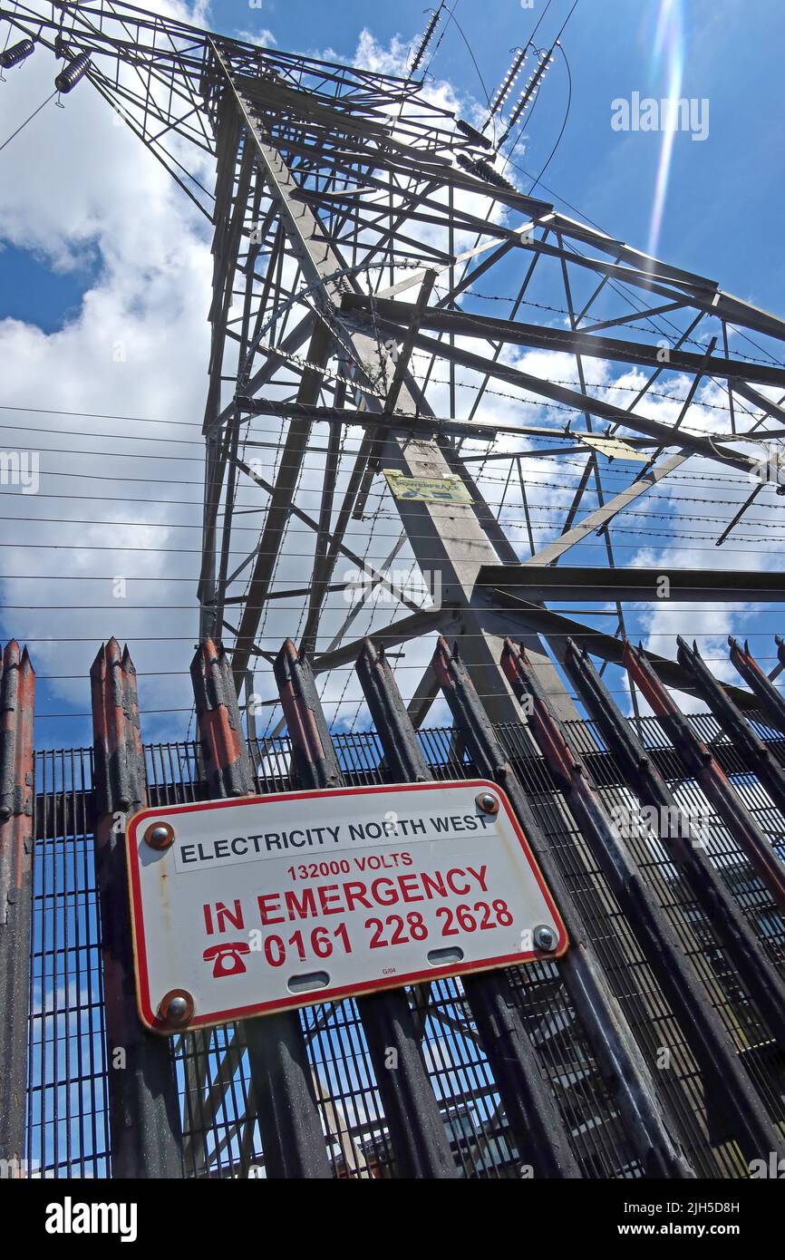 Pilone electricity North West Distribution Substation, Altrincham, Greater Manchester, Inghilterra, Regno Unito Foto Stock