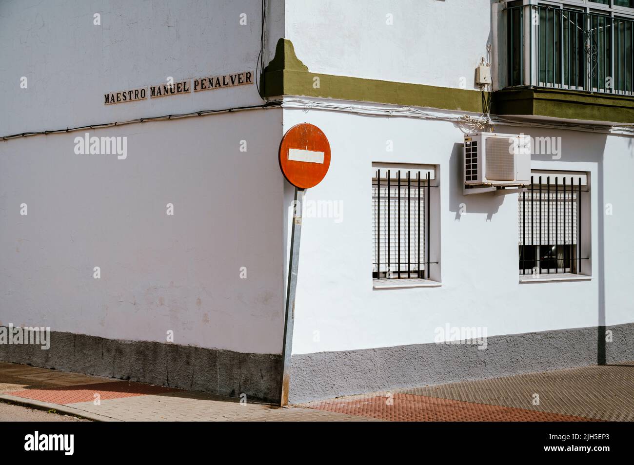 Un angolo di strada al Maestro Manuel Penalver strada Puerto de Santa Maria Spagna con un segno rosso di non ingresso che mostra la vecchia architettura Spagna Foto Stock