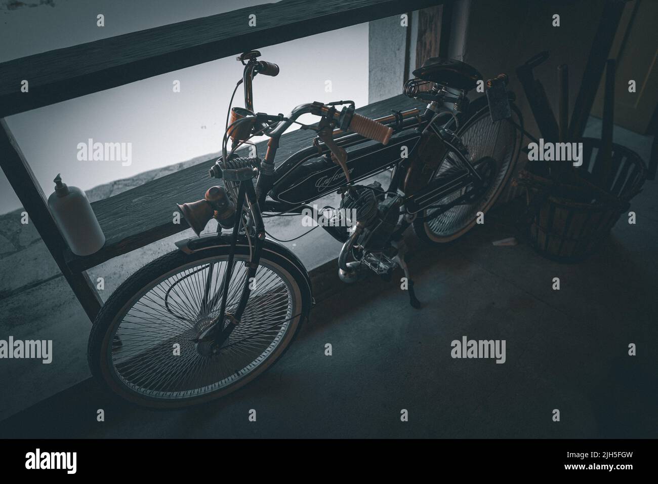 Si tratta di una bicicletta da turismo artigianale, l'ho scoperto durante un tour di degustazione di vini e olive in un villaggio chiamato Asklepio a Rodi Foto Stock