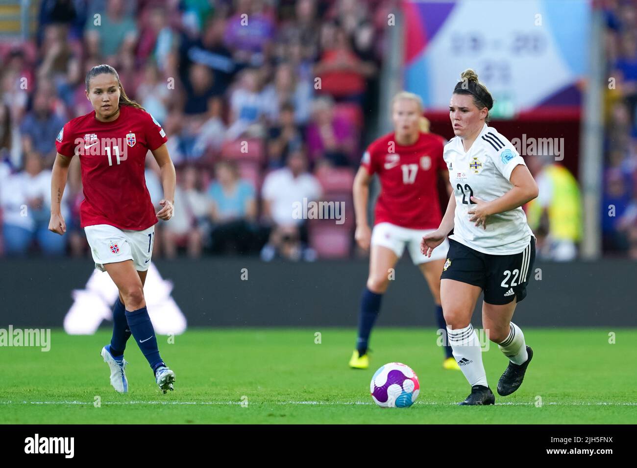 Southampton, Inghilterra, luglio 7th 2022: Abbie Magee (22 Irlanda del Nord) controlla la palla durante la partita di calcio UEFA Womens Euro 2022 tra Norvegia e Irlanda del Nord al St. Marys Stadium di Southampton, Inghilterra. (Daniela Porcelli /SPP) Foto Stock