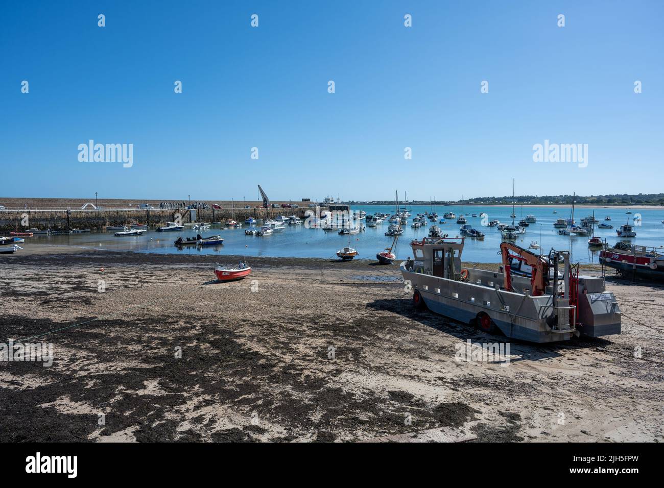 Ormeggiate barche da pesca e da diporto nel porto di Gorey della British Crown dipendenza di Jersey, Isole del canale, Isole britanniche. Foto Stock