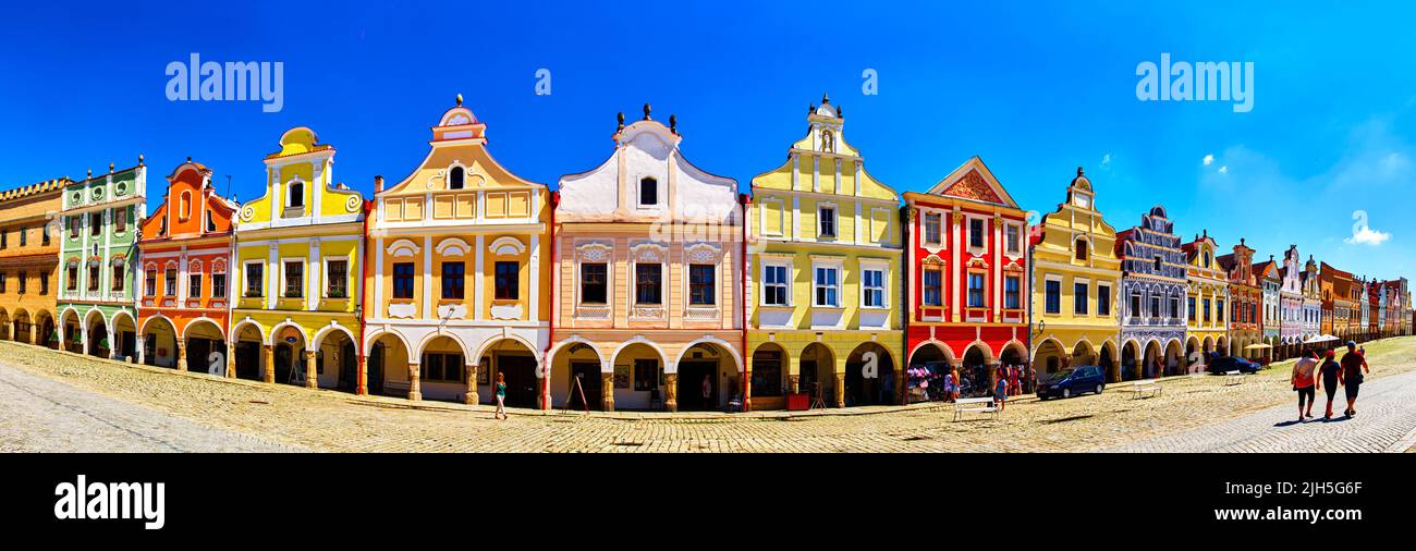 Telc, Repubblica Ceca, 2 luglio 2022: Panorama di facciate colorate di case storiche sulla piazza del mercato di Telc nella Repubblica Ceca Foto Stock
