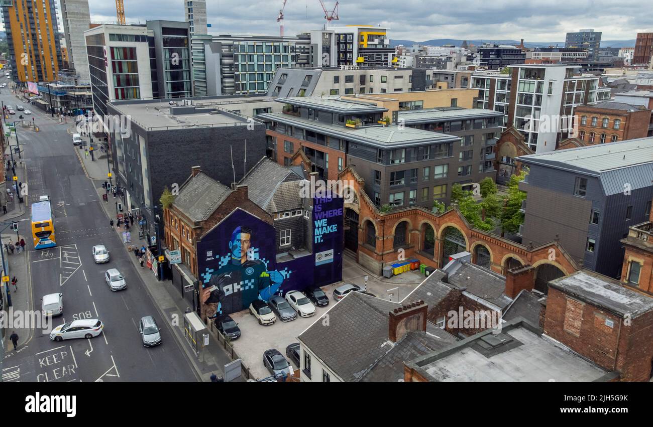 USO EDITORIALE SOLO Un murale Cyber-punk della star del Manchester City FC Joao Cancelo di Akse P19 e Global Street Art Agency viene presentato a Manchester come piattaforma di scambio cripto OKX celebra il fatto di diventare il partner ufficiale del kit di formazione di MCFC per la stagione 2022/2023. Data foto: Venerdì 15 luglio 2022. Foto Stock